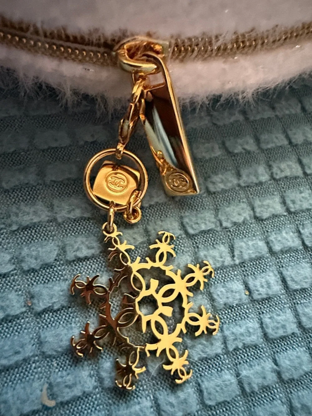 CHANEL Cream Round Cosmetic Pouch with Gold Logo - Picture 5 of 13